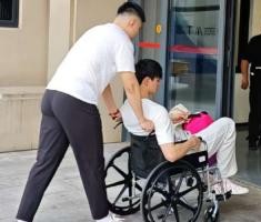 j9-心系球队❤曾凡博坐轮椅入场观战总决赛G3 此前腰部重伤赛季报销
