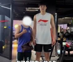 不忘训练！杨瀚森在佛山某健身房花35元练习一个多小时